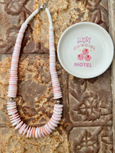 Load image into Gallery viewer, Big Graduated Conch Necklace
