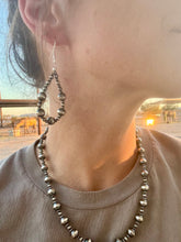 Load image into Gallery viewer, Navajo Desert Pearl Necklace 18"

