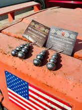 Load image into Gallery viewer, Graduated Navajo Pearl Earrings

