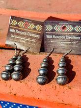 Load image into Gallery viewer, Graduated Navajo Pearl Earrings
