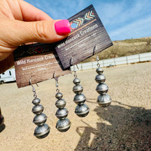 Load image into Gallery viewer, Graduated Navajo Pearl Earrings
