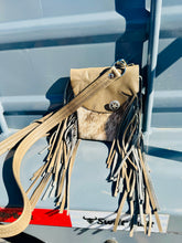 Load image into Gallery viewer, Day Trippin Crossbody Purse Taupe

