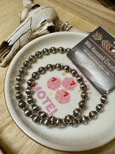 Load image into Gallery viewer, Alternating Navajo Pearl Choker 6MM &amp; 3MM
